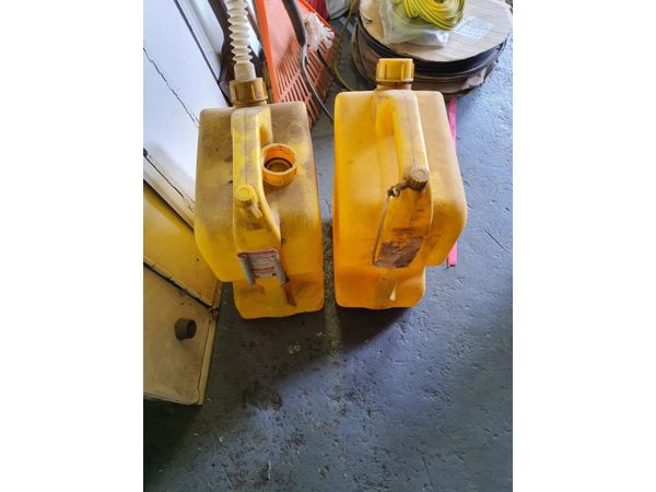 ~/upload/Lots/148283/AdditionalPhotos/ccwnq3w2anx4y/2x 25litre Dieselcans_t600x450.jpg